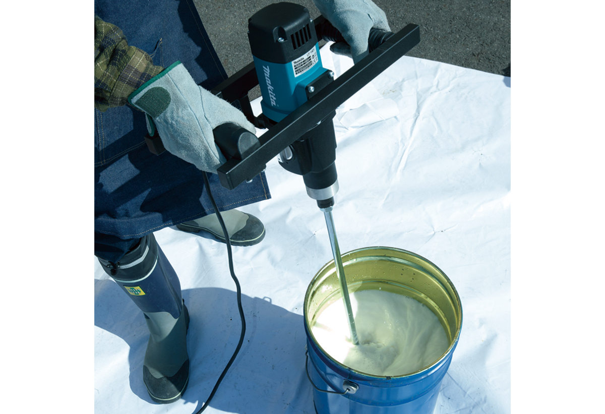 Απεικονίζεται η χρήση του αναδευτήρα κατά τη διάρκεια ανάμιξης δομικού υλικού.